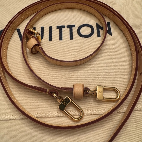 Louis Vuitton Beige Leather Shoulder Bag - Picture 1 of 5